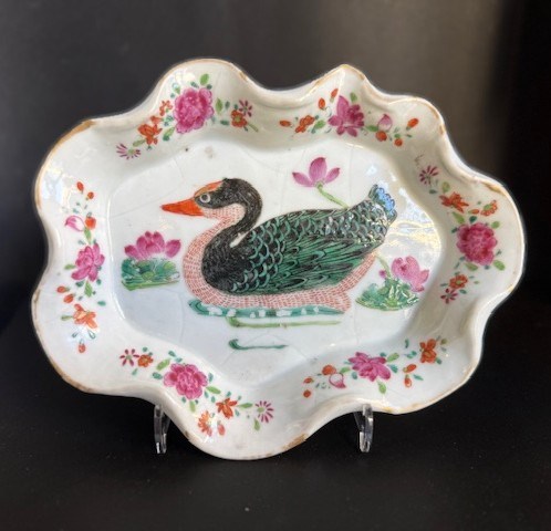 small Famille Rose  porcelain dish in the shape of a lotus leaf with a duck - China Qianlong 1736/1795 around 1760 -